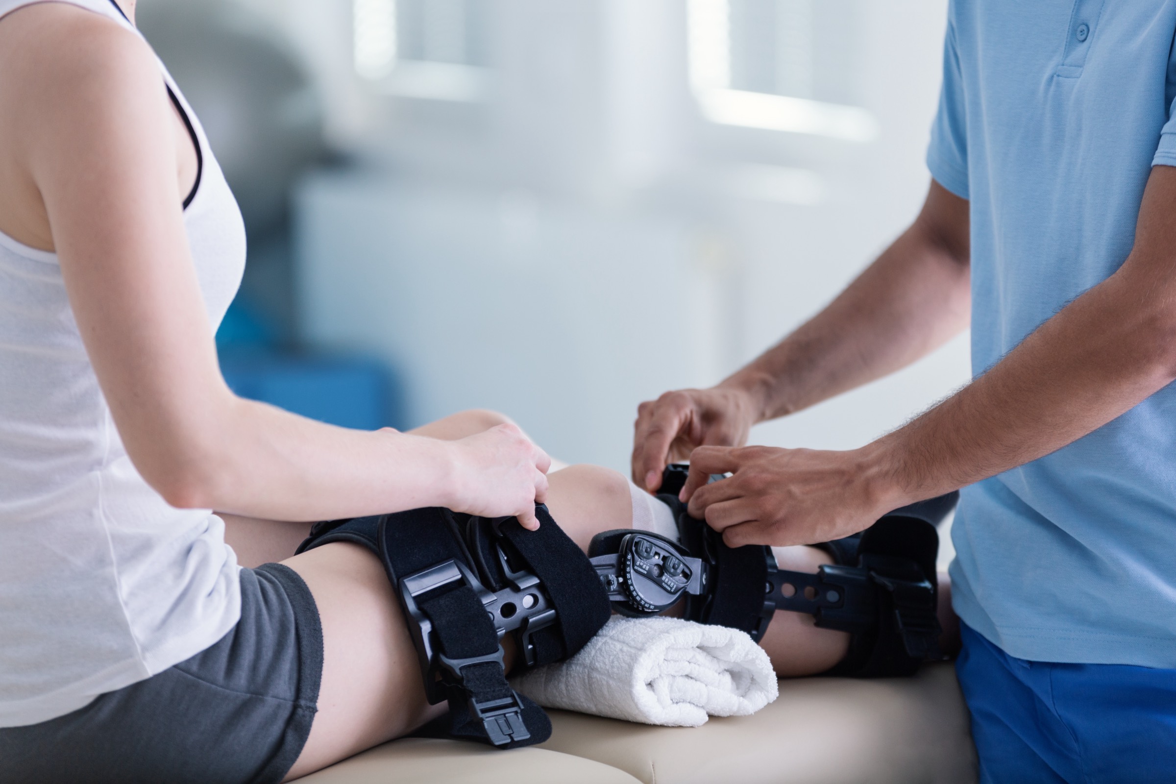 Orthopädische Behandlung mit Orthese am Knie. (Foto: Photographee.eu)