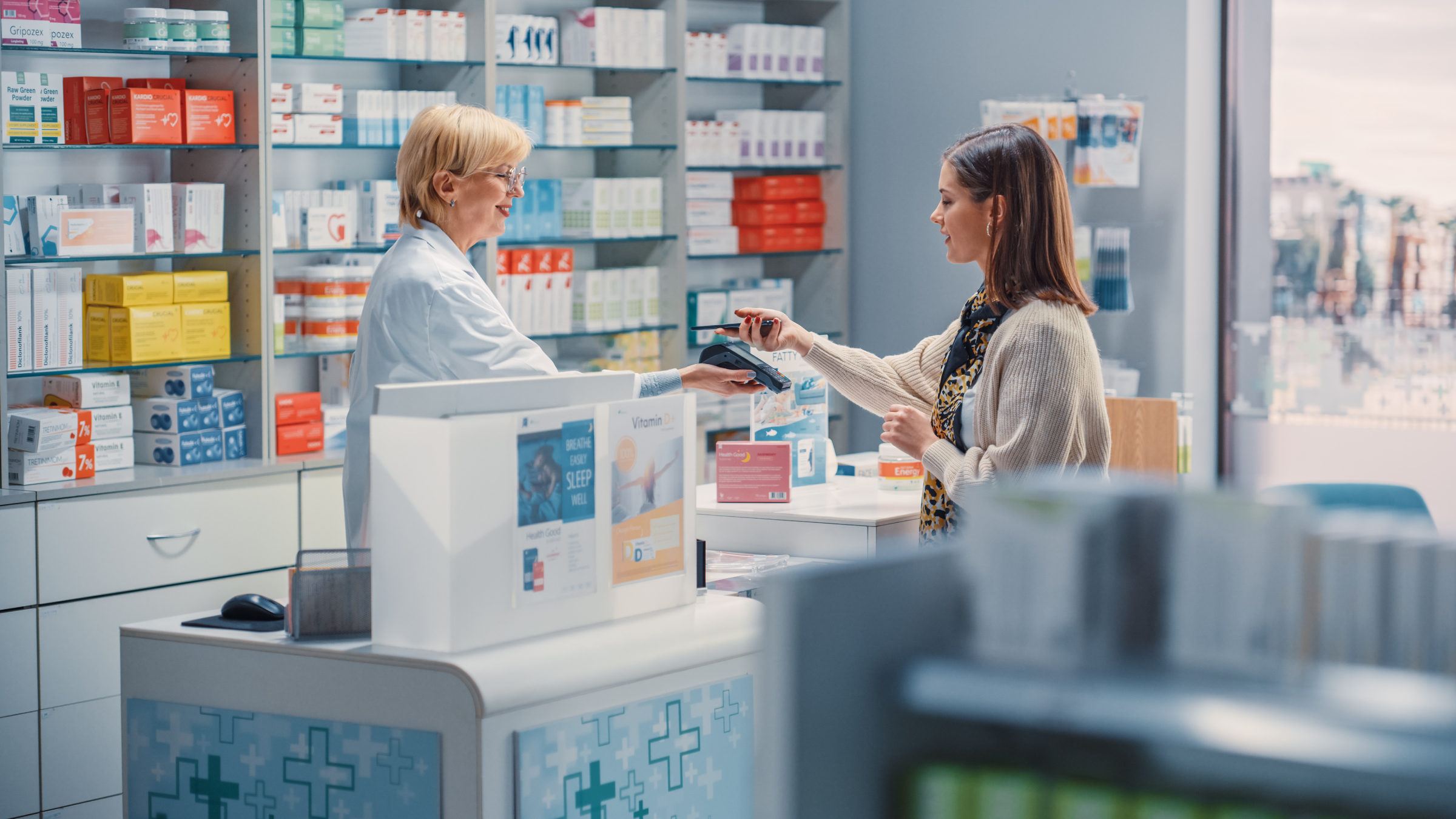 Apotheke - Verkaufsgespräch zwischen zwei Frauen. (Foto: Gorodenkoff)